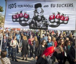 El colectivo 'Stop TTIP', fuertemente refractario al tratado, aseguró en los últimos días que reunió más de tres millones de firmas en contra del acuerdo.