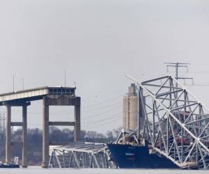 <i>Se limpian los escombros del puente Francis Scott Key derrumbado mientras comienzan los esfuerzos para reabrir el puerto de Baltimore el 31 de marzo de 2024, en Baltimore, Maryland. FOTO Tasos Katopodis/Getty Images/AFP</i>