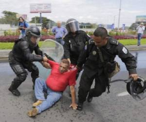 La manifestación y la represión tuvieron lugar frente a la sede del Consejo Supremo Electoral (CSE). (Foto: AFP).