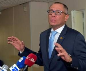 Ecuador's vice president Jorge Glas talks to the press before entering a hearing, at the court In Quito on December 8, 2017.Ecuadorean Attorney-General Carlos Vaca, asked for the maximum penalty of six years for Glas, indicted for unlawful association in the giant corruption case involving Brazilian constructor Odebrecht. / AFP PHOTO / RODRIGO BUENDIA