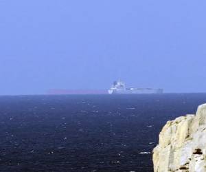 El buque habría sido atacado por fuerzas iraníes, aunque la Guardia Revolucionaria de Irán asegura que la nave chocó contra minas instaladas a lo largo del Estrecho. (Foto: EFE)