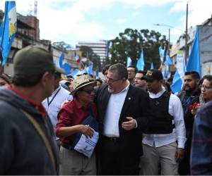 <i>El presidente electo de Guatemala, Bernardo Arévalo (C), participa en la Marcha por la Democracia para exigir la renuncia de la fiscal general Consuelo Porras y del fiscal Rafael Curruchiche, acusados de generar una crisis electoral, en la Ciudad de Guatemala el 7 de diciembre de 2023. FOTO Johan ORDÓNEZ / AFP</i>