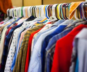 <i>Ropa en una tienda de artículos de segunda mano. FOTO timnewman/iSTOCK</i>