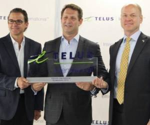 Guillermo Montano (presidente de TELUS Internacional CA y presidente de Transactel); Jeffrey Puritt (presidente TELUS International) y el embajador de Canadá, Stuart Savage.