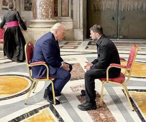 <i>Una foto facilitada por el Servicio de Prensa de la Presidencia de Ucrania muestra al presidente ucraniano, Volodymyr Zelensky (d), reuniéndose con el presidente de EE.UU., Donald Trump (i), en la Catedral de San Pedro antes de la misa fúnebre del Papa Francisco en la Plaza de San Pedro en la Ciudad del Vaticano. El mensaje dirigido al presidente ruso, Vladímir Putin, se da luego de este encuentro, de unos 15 minutos. EFE/EPA/SERVICIO DE PRENSA PRESIDENCIAL</i>