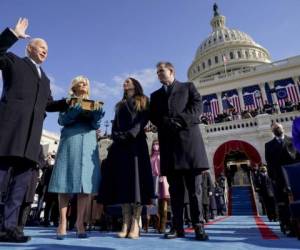 Joe Biden (izq.) Toma juramento como el 46 ° presidente de los Estados Unidos por el presidente de la Corte Suprema, John Roberts (der.) El 20 de enero de 2021, en el Capitolio de los Estados Unidos en Washington, DC. (Foto de Andrew Harnik / AFP)