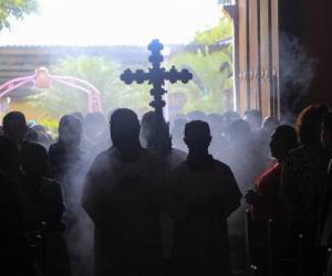 <i>La gente asiste a una misa durante las celebraciones en honor a San Juan Bautista en San Juan de Oriente, Nicaragua, el 24 de junio de 2023. FOTO STRINGER/AFP</i>