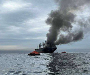 <i>La agencia UKMTO ha informado de que tres barcos han sido alcanzados en las últimas horas por proyectiles cerca del estrecho de Ormuz y en la propia vía, clave para el transporte energético. EFE/ Tasnim news agency </i>