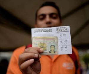 Definido como un 'acto de rebeldía', la oposición afirma que tras el plebiscito se activará esta semana la 'hora cero', la fase decisiva de las protestas para sacar a Maduro del poder, sin descartar una huelga general. (Foto: AFP).