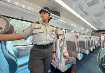 <i>Una integrante de la policía custodia un vagón del Tren Maya, en Quintana Roo (México). El Tren Maya, obra insignia del oficialismo en México, cumple un año de operaciones, con solo un 20 % de su meta de pasajeros y demandas de mejoras en el servicio, mientras el Gobierno y empresarios buscan nuevas formas de atraer a turistas. EFE/ Alonso Cupul</i>