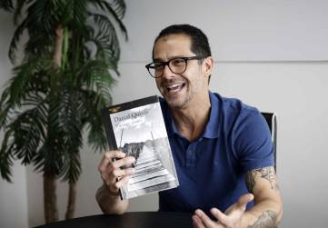 <i>El escritor costarricense Daniel Quirós resaltó la importancia de reflejar a través de la ficción, en obras como su nuevo libro 'Vientos alisios', la Costa Rica contemporánea caracterizada por su imagen verde y turística, pero que también enfrenta problemas sociales y económicos como la gentrificación, el narcotráfico y el daño ambiental. EFE/ Jeffrey Arguedas</i>