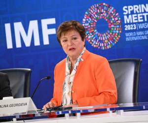 <i>(ARCHIVO) La directora gerente del Fondo Monetario Internacional (FMI), Kristalina Georgieva, habla en una conferencia de prensa sobre la agenda política global en Washington, DC, durante las reuniones de primavera del FMI y el Banco Mundial, el 13 de abril de 2023. FOTO Mandel NGAN / AFP</i>