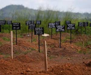 La pérdida de productividad y de ingresos de las familias debidos a las muertes y enfermedades relacionadas con el ébola y al absentismo laboral por temor al contagio se suman a la desaceleración económica de Guinea, Liberia y Sierra Leona. (Foto: AFP).