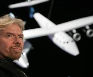 Richard Branson, fundador de Virgin Galactic, con un modelo a escala de su nave espacial SpaceShipTwo. (FOTO: AFP)