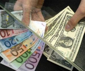 La divisa única europea sigue hundiéndose diluida por la inyección de dinero que el lunes inició el Banco Central Europeo (BCE). (Foto: Archivo).