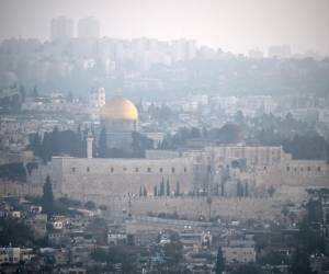 <i>Se muestra una vista panorámica de la Ciudad Vieja de Jerusalén en la madrugada del 14 de abril de 2024, después de que Irán lanzara un ataque con aviones no tripulados y misiles contra Israel. FOTO RONALDO SCHEMIDT/AFP</i>