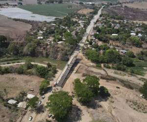 <i>Autoridades supervisaron el avance de la pavimentación con concreto hidráulico de 60.60 km que va desde Las Lomas - Terrero Blanco. Proyecto que levará desarrollo significativo a la zona. FOTO @OctaJPP</i>