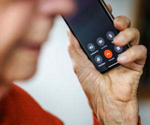 <i>Hoy los delincuentes utilizan inteligencia artificial para clonar voces, generar conversaciones creíbles, automatizar campañas masivas y personalizar ataques en tiempo real. Foto de iStock</i>