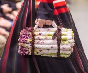 La metamorfosis del bolso: del gato de Valentino al vaso térmico de Balenciaga
