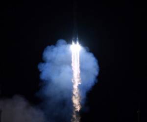 <i>La nave espacial Soyuz MS-24 que transporta a la tripulación de la Expedición 70-71 de la Estación Espacial Internacional (ISS), compuesta por el astronauta estadounidense de la NASA Loral O'Hara y los cosmonautas rusos de Roscosmos Oleg Kononenko y Nikolai Chub, despega hacia la ISS desde el cosmódromo de Baikonur, arrendado por Moscú en Kazajstán. el 15 de septiembre de 2023.VYACHESLAV OSELEDKO / AFP</i>