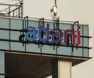 Con este movimiento, Adani busca reposicionar a India no solo como mercado tecnológico emergente, sino como proveedor global de infraestructura digital. (Foto: EFE)
