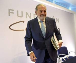Mexican tycoon Carlos Slim leaves a press conference in Mexico City on April 16, 2018. (Photo by Pedro PARDO / AFP)