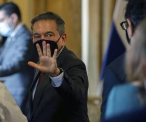 Panama's President Laurentino Cortizo waves during a ceremony at the Yellow Room of the Las Garzas presidential palace Presidency Palace in Panama City, on September 2, 2020. - Cortizo appointed seven new members of the Board of Directors of the Social Security Fund, in charge of the assistance within the COVID-19 coronavirus pandemic. (Photo by STR / AFP)