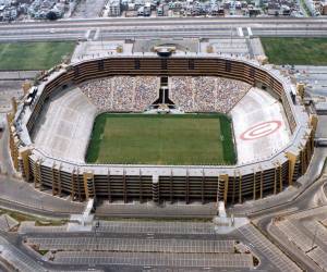 <i>Fotografia de archivo del Estadio Monumental de Lima, casa del Universitario de Deportes, que este lunes ha sido escogido por la Conmebol para acoger la final de la Copa Libertadores de 2025, como ya ocurrió en la de 2019.EFE/Mikhail Huacán.</i>