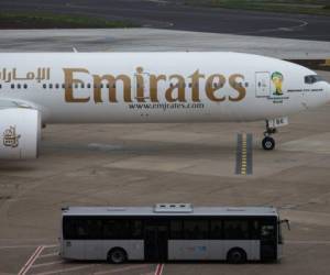 An Emirates Airlines passenger jet over-flies central London on March 19, 2019. (Photo by Daniel LEAL-OLIVAS / AFP)