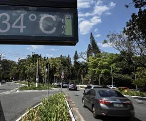 <i>Un reloj muestra la temperatura de 34 grados centígrados en Sao Paulo, Brasil. Los habitantes de la ciudad más grande de América Latina, con 11,5 millones de habitantes, se han visto sorprendidos por temperaturas casi diez grados superiores a la media de 24,5°C, según mediciones del Instituto Nacional de Meteorología (Inmet). FOTO AFP</i>