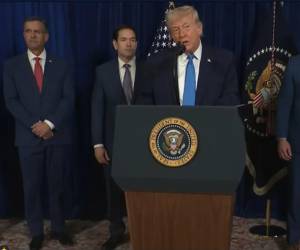 <i>Captura de video tomada de una transmisión de La Casa Blanca del presidente de Estados Unidos, Donald Trump (c), durante una declaración junto al secretario de Estado Marco Rubio (2-i) y el secretario de Guerra Pete Hegseth (d), desde Palm Beach (FL, EE.UU.). EFE/ La Casa Blanca</i>