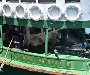 <i>Un Star Ferry atraca en Tsim Sha Tsui en el puerto Victoria de Hong Kong el 4 de mayo de 2022. Ha tenido dificultades financieras para mantenerse a flote después de que las llegadas de turistas a la ciudad del sur de China se desplomaran debido a las protestas de 2019 y las agobiantes restricciones de viaje impuestas debido al Covid-19. FOTO Pedro PARQUES / AFP</i>