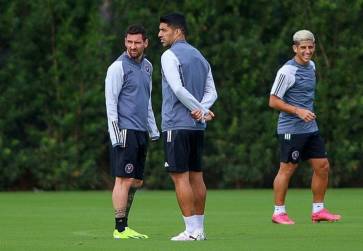 <i>El jugador del Inter Miami CF 10 Lionel Messi (I), 9 Luis Suárez (D) y #22 Nicolás Stefanelli (D) entrenan en el Florida Blue Training Center junto al estadio DRV PNK en Fort Lauderdale, Florida, el 17 de enero de 2024. Inter Miami jugará un partido amistoso contra la selección de El Salvador el 19 de enero en San Salvador. FOTO Chris Arjoon/AFP</i>