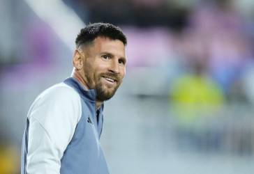 <i>FORT LAUDERDALE, FLORIDA – 15 DE FEBRERO: Lionel Messi #10 de Inter Miami CF mira antes de un partido amistoso contra Newell's Old Boys en el estadio DRV PNK el 15 de febrero de 2024 en Fort Lauderdale, Florida. Historia rica/Getty Images/AFPRich Storry / GETTY IMAGES NORTEAMÉRICA / Getty Images vía AFP</i>