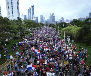 <i>Los manifestantes protestan contra el contrato gubernamental con la empresa minera canadiense First Quantum -y su filial Minera Panamá- en la Ciudad de Panamá, Panamá, el 26 de octubre de 2023. FOTO LUIS ACOSTA / AFP</i>
