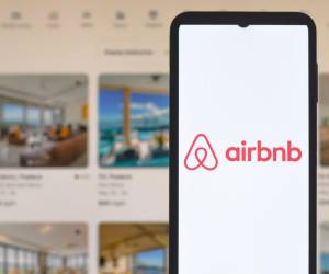 <i>Entre 2021 y 2023, el número de noches reservadas en esas diez localidades se multiplicó por 2,5 veces -más de 200 millones de noches adicionales-, y tres cuartas partes de este aumento correspondió a los hoteles, dice el documento. FOTO SHUTTERSTOCK</i>