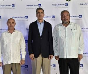 Alfredo Cordero, Presidente del Instituto de Aeronáutica Civil de Cuba; Pedro Heilbron, Presidente Ejecutivo de Copa Airlines, Manuel Marrero, Ministro de Turismo de la República de Cuba. (Foto: Cortesía).
