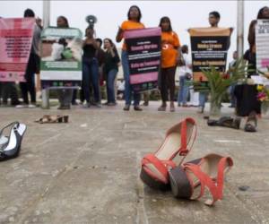 Miembros de organizaciones de defensa de los Derechos de las Mujeres protestan contra los feminicidios, frente al Congreso Nacional de Santo Domingo (República Dominicana). (Foto: EFE).