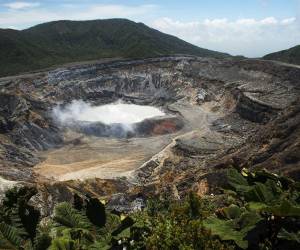 <i>Ubicado en la cordillera central, tiene un cráter de 1,3 km de diámetro en el que hay un lago que tenía 14 metros de profundidad que mantenía controlada las emanaciones de gases y cenizas. FOTO Ezequiel BECERRAEZEQUIEL BECERRA / AFP</i>