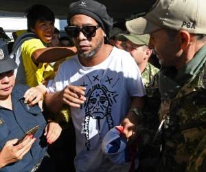 El exídolo del fútbol Ronaldinho y su hermano Roberto declaraban este jueves ante la Fiscalía paraguaya por su responsabilidad en la posesión de documentos de identidad falsos.