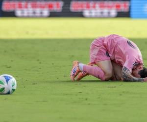 <i>El delantero del Inter Miami, Lionel Messi, cae durante la final de la Copa MLS 2025 entre el Inter Miami CF y el Vancouver Whitecaps FC en el Chase Stadium de Fort Lauderdale, Florida, EE. UU. EFE/EPA/CRISTOBAL HERRERA-ULASHKEVICH</i>