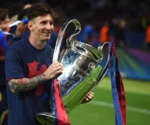 (ARCHIVO AFP) En esta foto de archivo tomada el 6 de junio de 2015, el delantero argentino del Barcelona Lionel Messi sostiene el trofeo después del partido de fútbol de la final de la UEFA Champions League entre la Juventus y el FC Barcelona en el Estadio Olímpico de Berlín. El seis veces ganador del Balón de Oro, Lionel Messi, le dijo al Barcelona que quiere irse, con una transferencia gratuita, en un fax 'explosivo' que se espera que desate una batalla legal por una cláusula de rescisión por valor de cientos de millones de dólares.