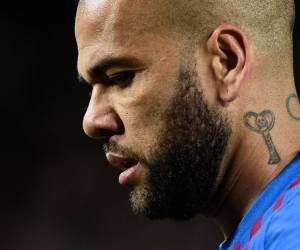 <i>El defensa brasileño del Barcelona, Dani Alves, mira durante el partido de fútbol de la liga española entre el FC Barcelona y el CA Osasuna en el estadio Camp Nou de Barcelona el 13 de marzo de 2022. FOTO Josep LAGO/AFP</i>