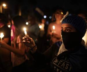 Opposition demonstrators shout slogans asn they wave Nicaraguan flags during a protest outside the Divina Misericordia church in Managua on February 25, 2020. - Nicaragua's opposition parties on Tuesday broadened their coalition against the government of President Daniel Ortega to include right-wing parties and former Contra rebels ahead of elections set for next year. (Photo by MAYNOR VALENZUELA / AFP)