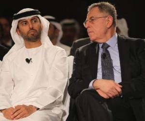 El ministro de Energía de Emiratos Árabes Unidos, Suhail Mazrui (izquierda), junto al primer ministro de Líbano, Fuad Siniora, durante el foro sobre la industria petrolera en Abu Dabi. (Foto: AFP).