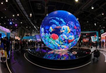 <i>The Wonder Globe, una pantalla LED esférica de 20 pies se muestra en el stand SK Wonderland de SK Group durante CES 2024 en el Centro de Convenciones en Las Vegas, Nevada. CES, la feria comercial anual de tecnología de consumo más grande del mundo. FOTO Ethan Miller/Getty Images/AFPEthan Miller / GETTY IMAGES NORTEAMÉRICA / Getty Images vía AFP</i>