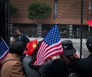 <i>Los partidarios y simpatizantes del presidente chino Xi Jinping esperan a que su caravana llegue al Hotel St. Regis el 14 de noviembre de 2023 en San Francisco, California. Xi está en la ciudad para asistir a la cumbre anual del Foro de Cooperación Económica Asia-Pacífico (APEC). FOTO Kent Nishimura/Getty Images/AFP</i>