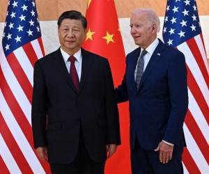 (ARCHIVOS) El presidente estadounidense Joe Biden (derecha) y el presidente de China, Xi Jinping (izq.), se reúnen al margen de la Cumbre del G20 en Nusa Dua, en la isla turística indonesia de Bali, el 14 de noviembre de 2022. FOTO SAUL LOEB / AFP