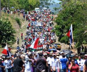 Hombres y mujeres de comunidades del Kiad, Nuevo Palomar y Quebrada Caña bajaron de la montaña para protestar contra megaproyectos. (Foto: Archivo)