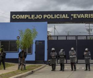 <i>La policía antidisturbios monta guardia frente al Complejo Policial Evaristo Vásquez, conocido como “El Chipote”, donde permanece detenido el candidato prepresidente nicaragüense Juan Sebastián Chamorro, en Managua el 30 de junio de 2021. 21 opositores al gobierno del presidente nicaragüense Daniel Ortega han sido detenidos hasta hoy, incluidos cinco precandidatos presidenciales. STR / AFP</i>